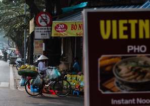 Một số người mỏi vai do giơ điện thoại quá cao trong thời gian dài.